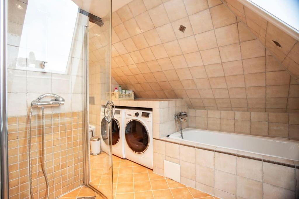 New! Modern Top Floor Apartment In Historic Area! Bergen Exterior photo
