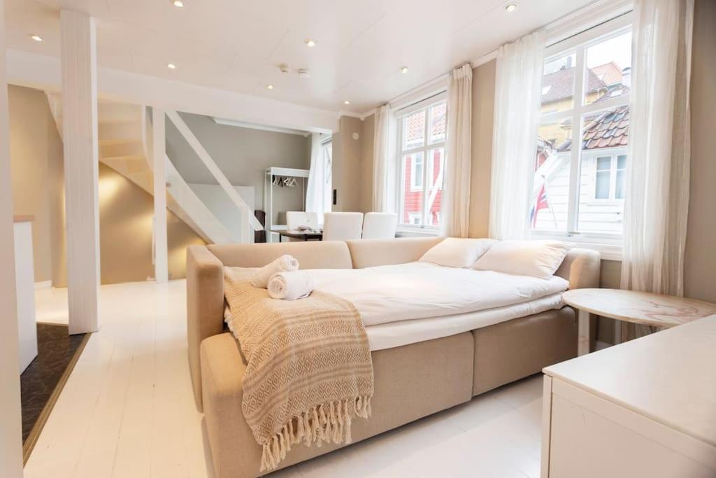 New! Modern Top Floor Apartment In Historic Area! Bergen Exterior photo